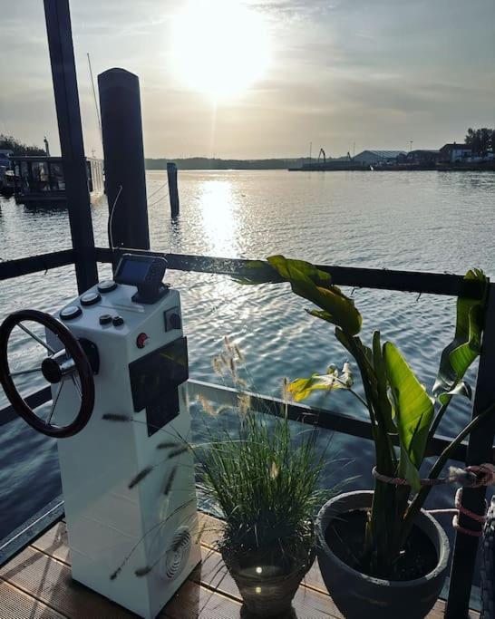 شقة Premium Hausboot Trave Traum لوبيك المظهر الخارجي الصورة